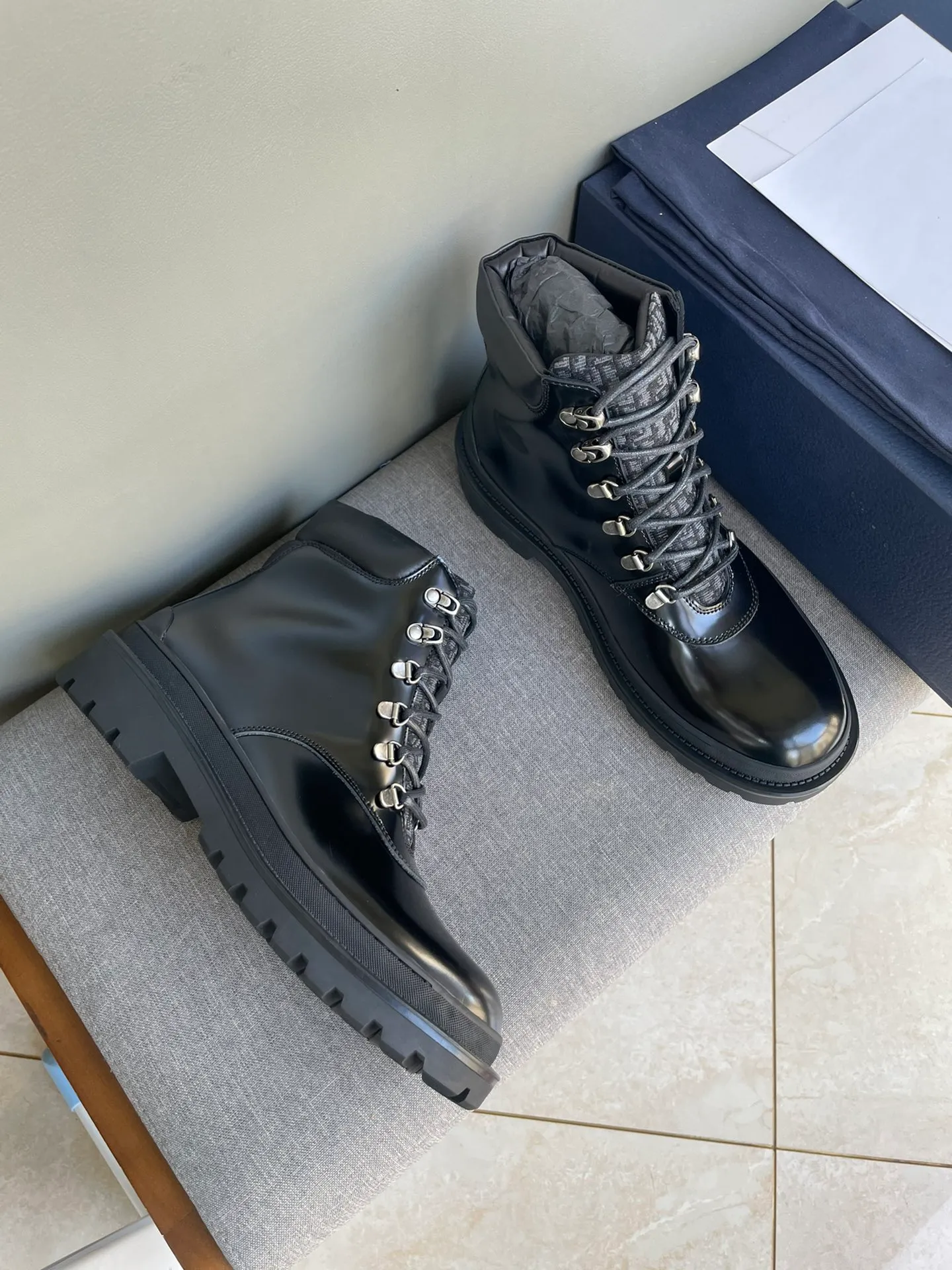 [DIOR] Top P: 1000💰 Number of yards: 39~44 (38.45 custom-made, non-refundable) Dior Dior~ Winter series, original 1:1 development Casual men's leather shoes Heavy investment, shoes and boots are made of imported cowhide + imported Dior special fabric Not easy to deform black cowhide lining Dior large hardware inlay Original TPU vacuum outsole, black cowhide Black open edge beads Military green suede Black suede Khaki suede leather is crafted by a large factory, and the perfect product is only prepared for you who know your taste! Any comparisons are welcome.